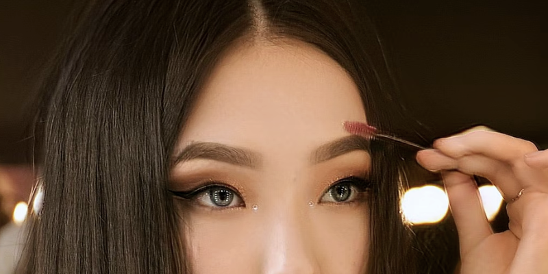 måla ögonbryn med penna